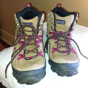Patagonia Womens Drifter A/C Mid Dark Burlap Magenta Hiking Boots Vibram Size 9
